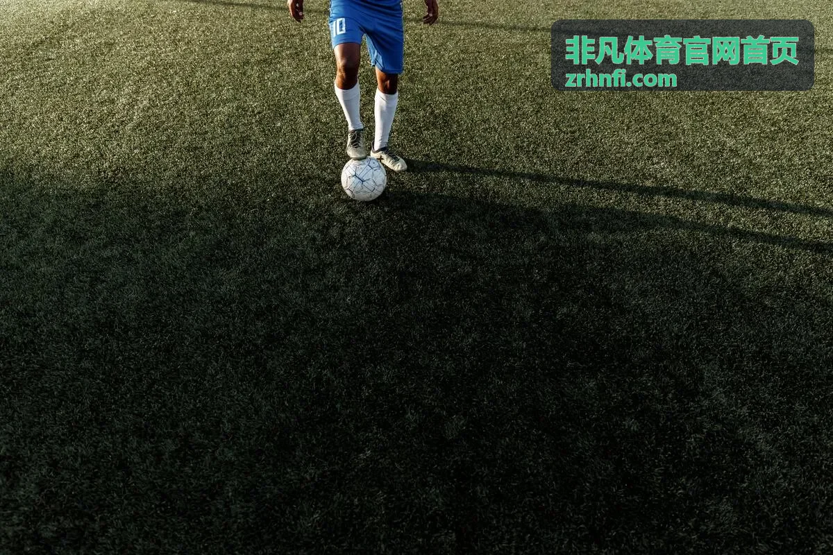 非凡体育官网首页城市马拉松清晨起跑队列封面